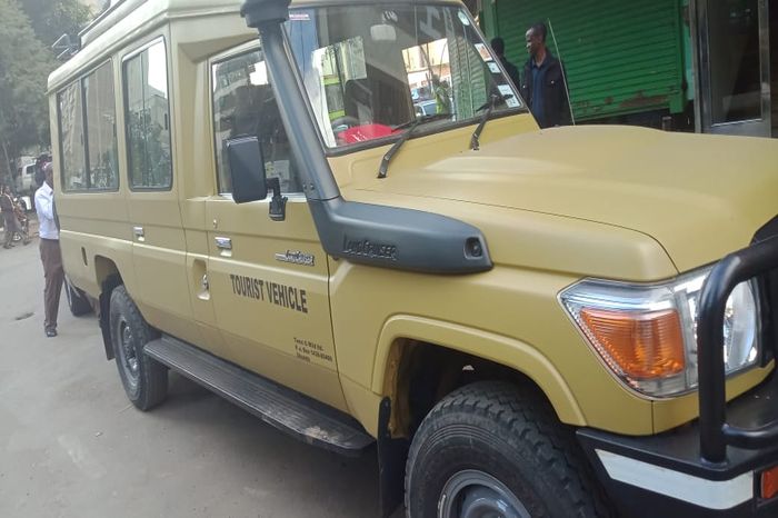 Kenya Safari 4×4 Landcruiser Pop up Roof + Driver Guide