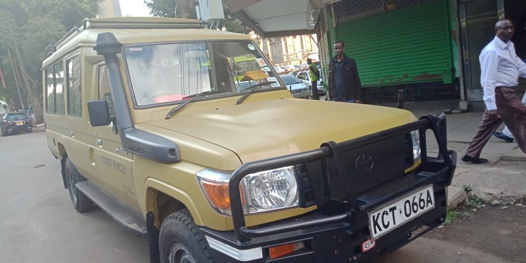 Safari Car Hire 4X4 Landcruiser (Open Roof)